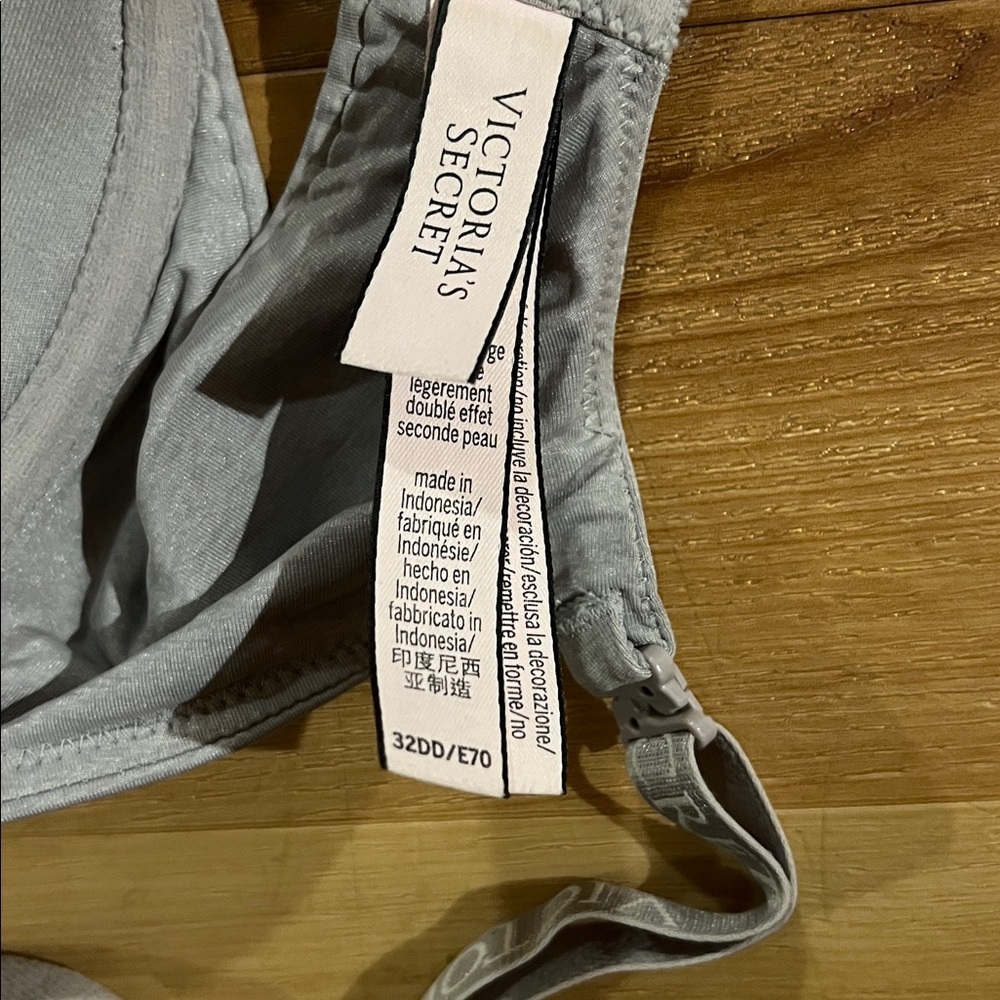 Victoria's Secret Shimmering Light Gray Bra - Picture 4 of 5